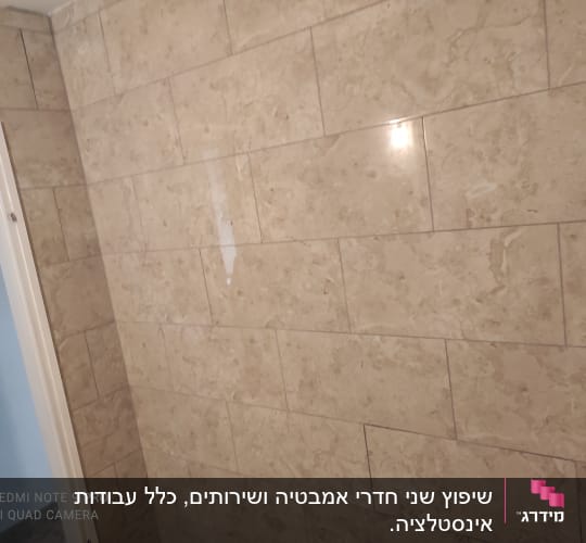 קיר אריחים בהתקנה חדשה עם סימני תיקון